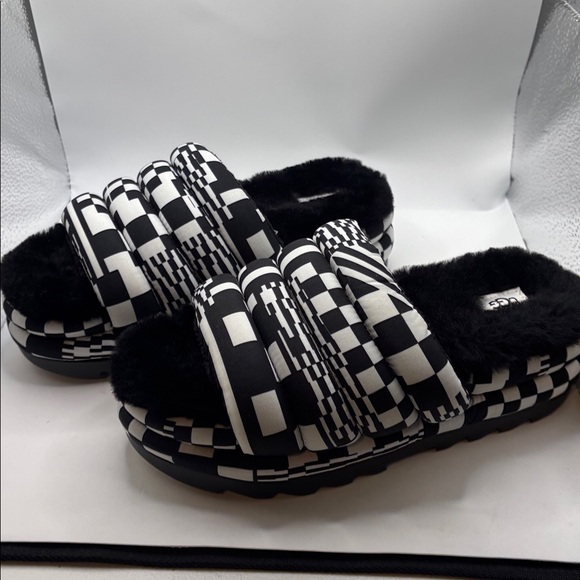 UGG Black & White Maxi Checks Slide Sandals SZ 9 Sheepskin platform puffy NWOB - Picture 3 of 10